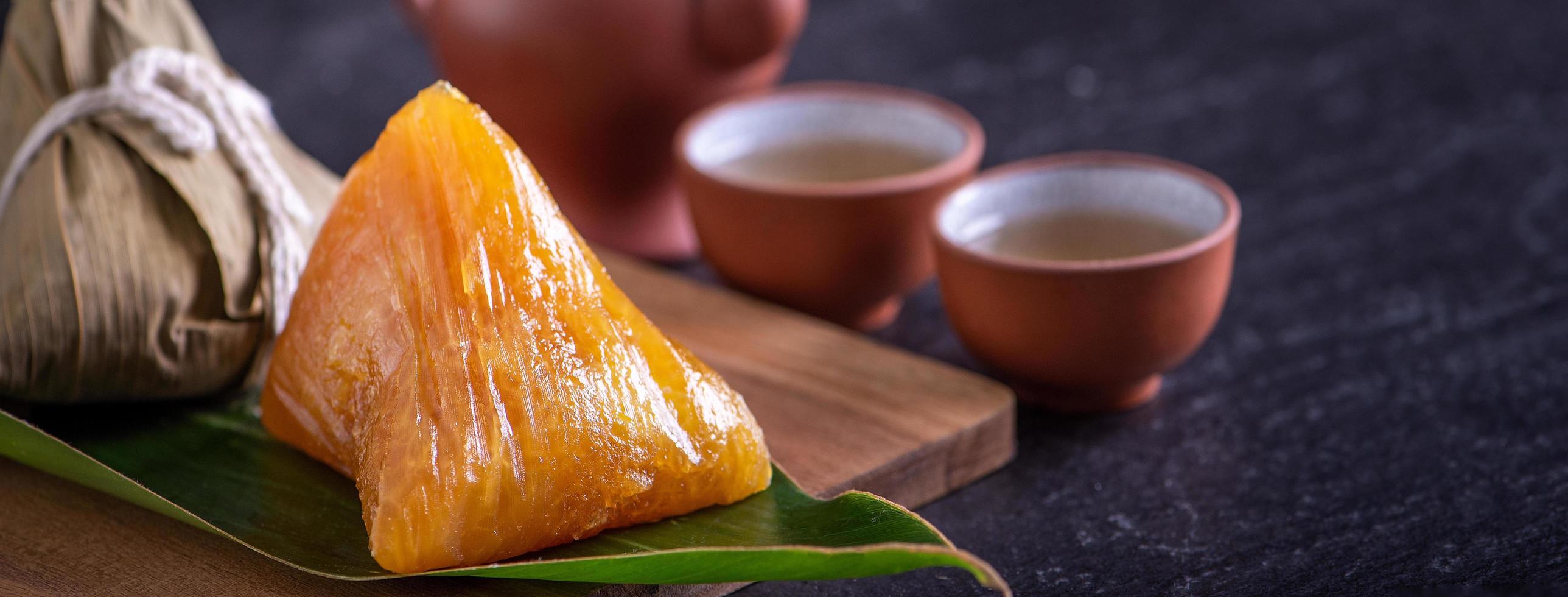 bola de masa hervida de arroz alcalino zongzi - comida china dulce tradicional de cristal en un plato para comer para el concepto de celebración del festival duanwu del barco dragón, de cerca. foto