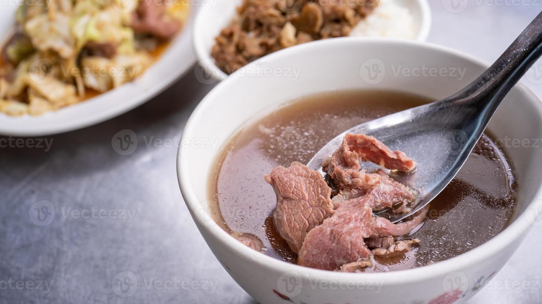 sopa de ternera: comida famosa en taiwán, asia, cocina asiática taiwanesa callejera, primeros planos, estilos de vida, desayuno tradicional en tainan. foto