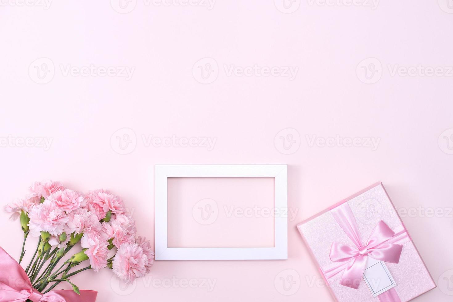 día de la madre, concepto de diseño de fondo del día de San Valentín, hermoso ramo de flores de clavel rosa en una mesa rosa pastel, vista superior, puesta plana, espacio para copiar. foto