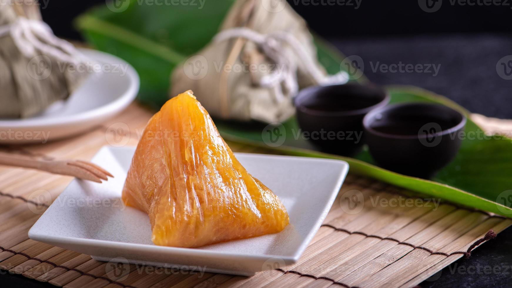 bola de masa hervida de arroz alcalino zongzi - comida china dulce tradicional de cristal en un plato para comer para el concepto de celebración del festival duanwu del barco dragón, de cerca. foto