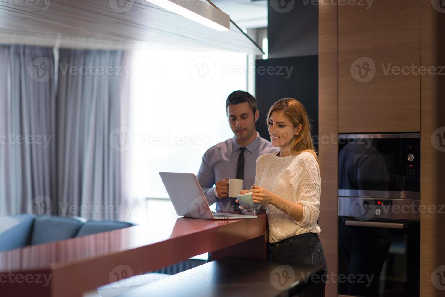 una pareja joven se prepara para un trabajo y usa una computadora portátil foto