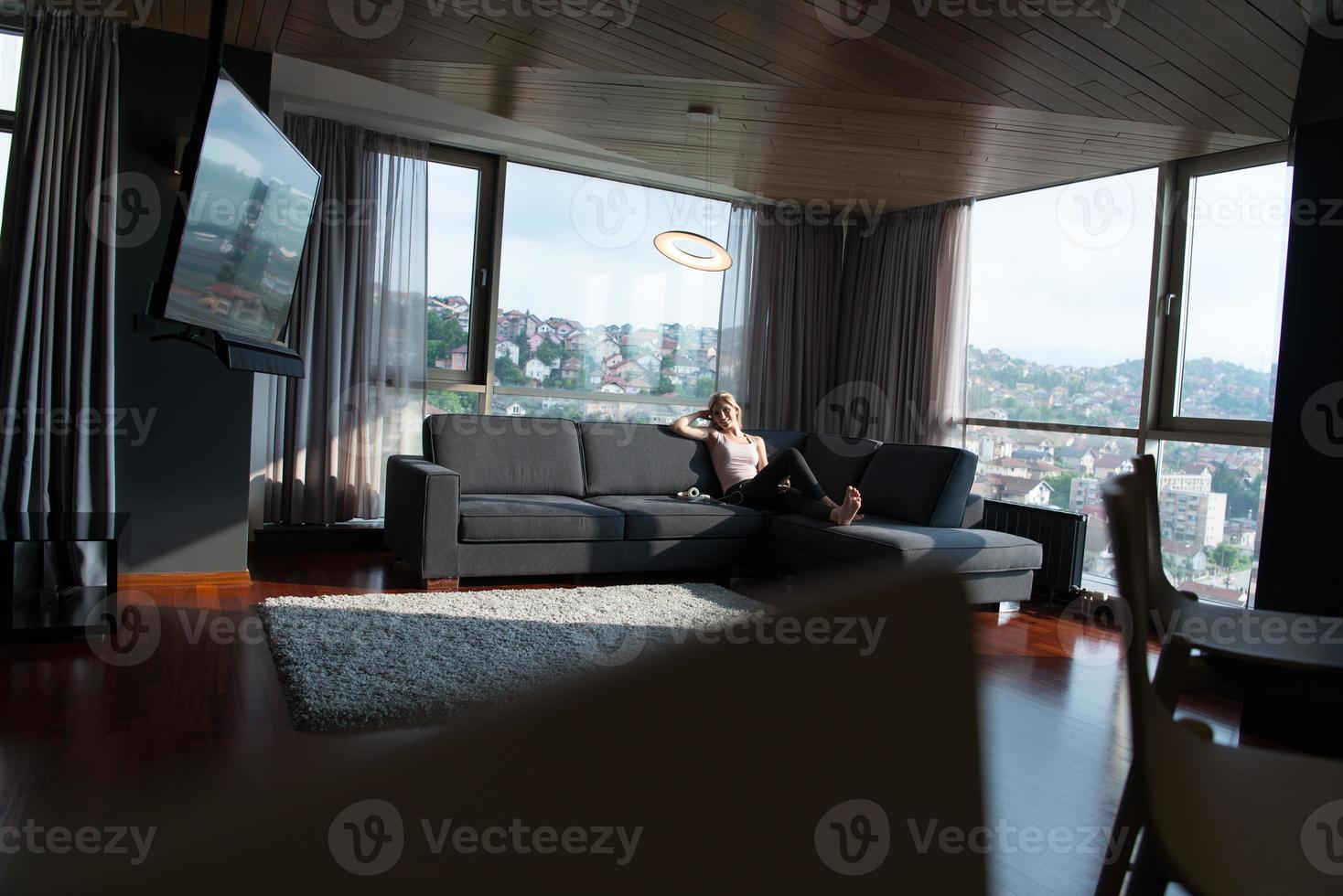 mujer usando tableta en hermoso apartamento foto