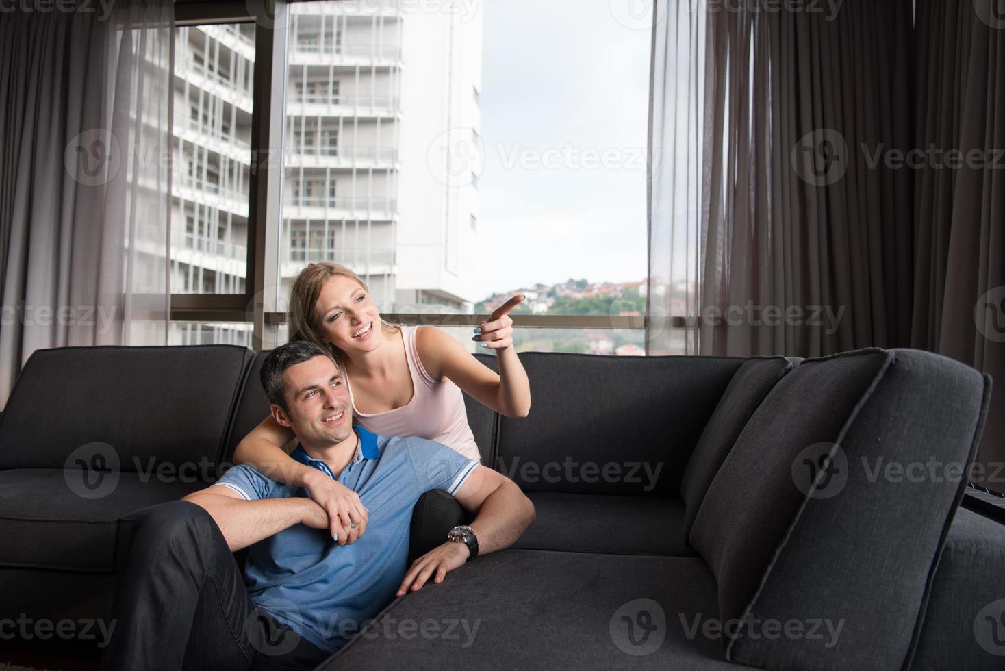 joven pareja guapa abrazándose en el sofá foto
