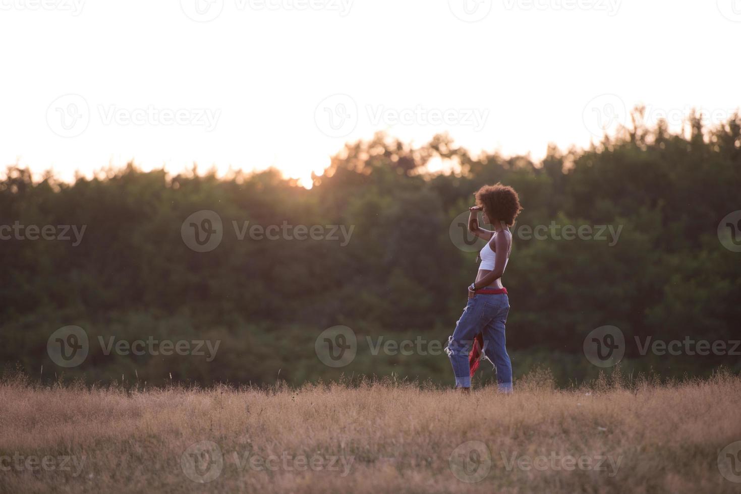 joven negra en la naturaleza foto