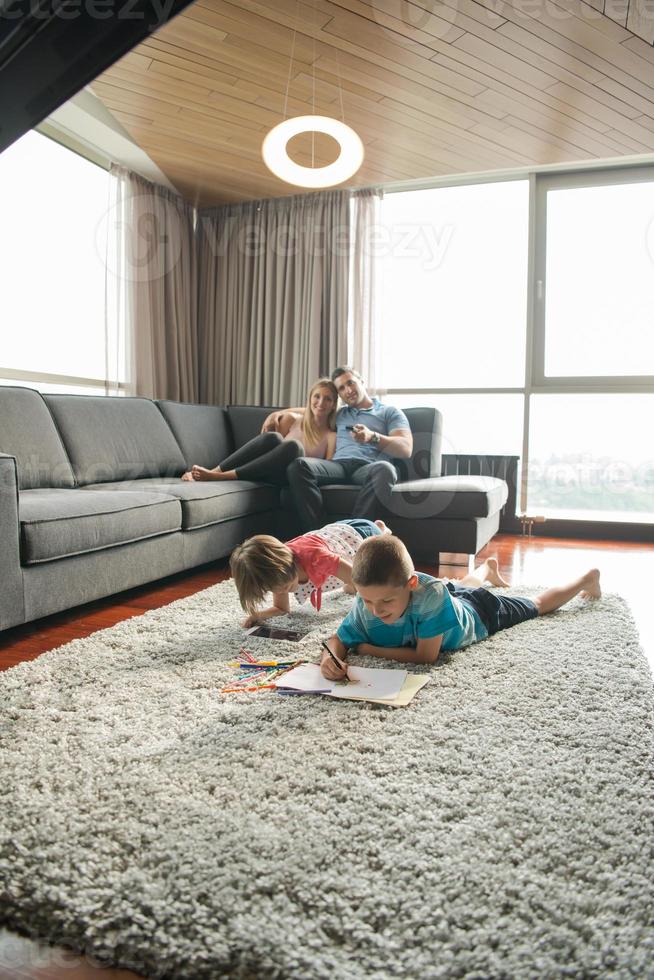 pareja joven pasando tiempo con niños foto