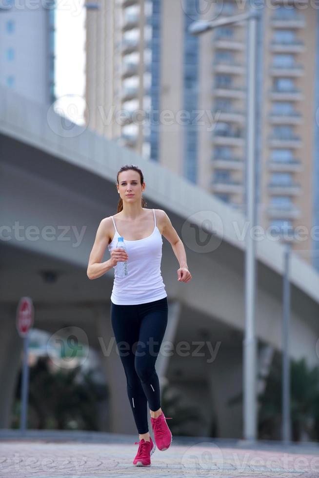 mujer corriendo por la mañana foto