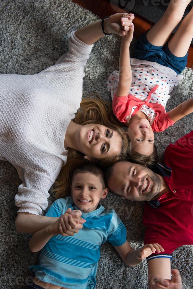 familia feliz tirada en el suelo foto