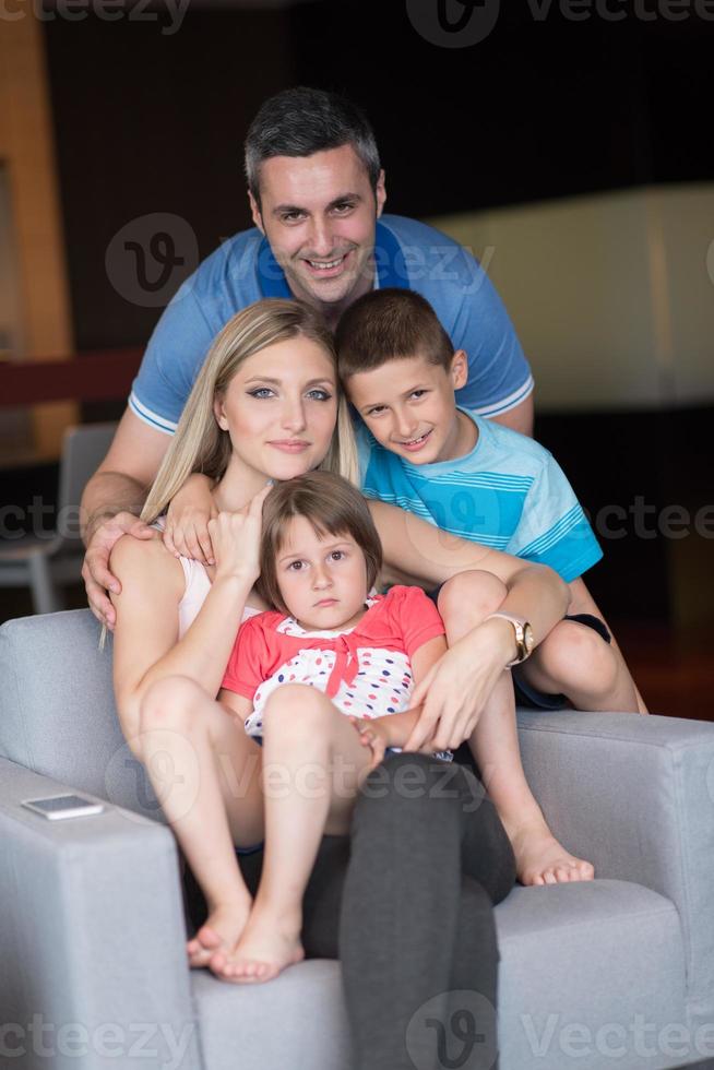 pareja pasando tiempo con niños foto