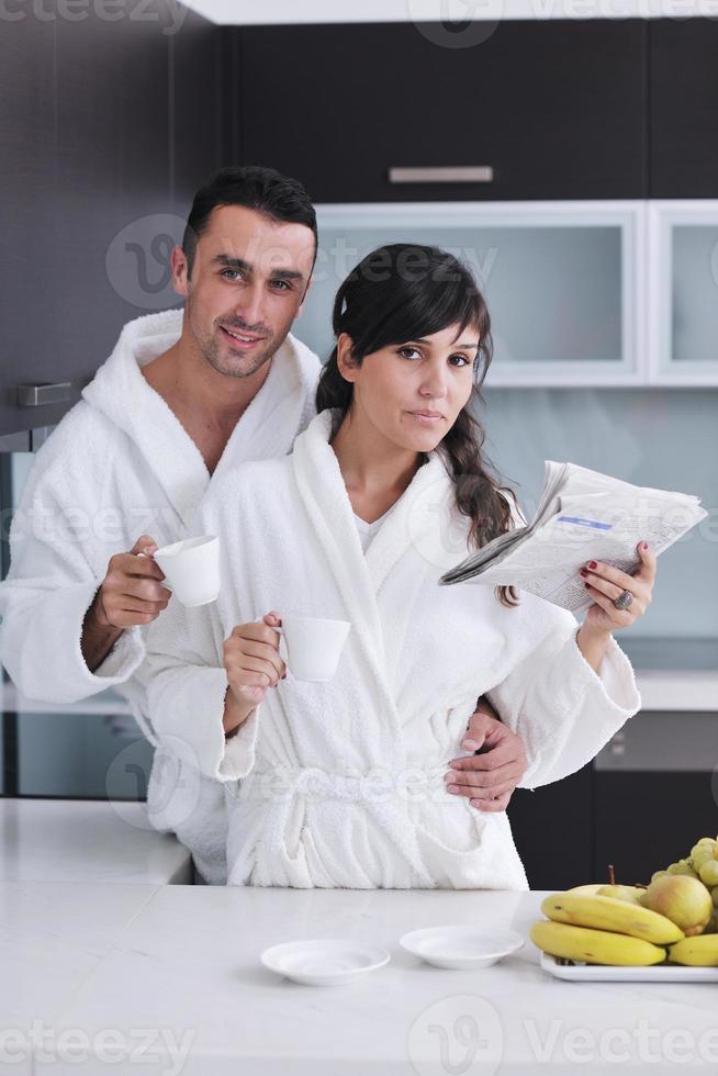Pareja Feliz Leyendo El Periódico En La Cocina Durante El Desayuno 10802752 Foto De Stock En