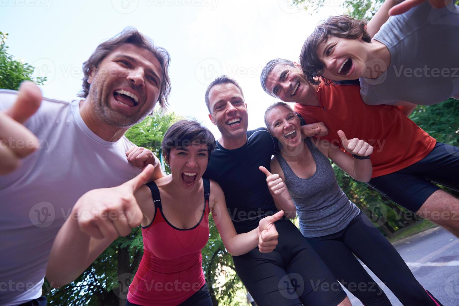 trotar grupo de personas divertirse foto