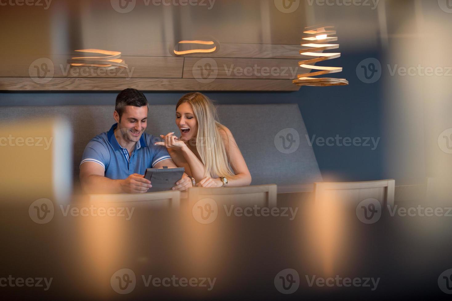 pareja usando tableta en casa foto