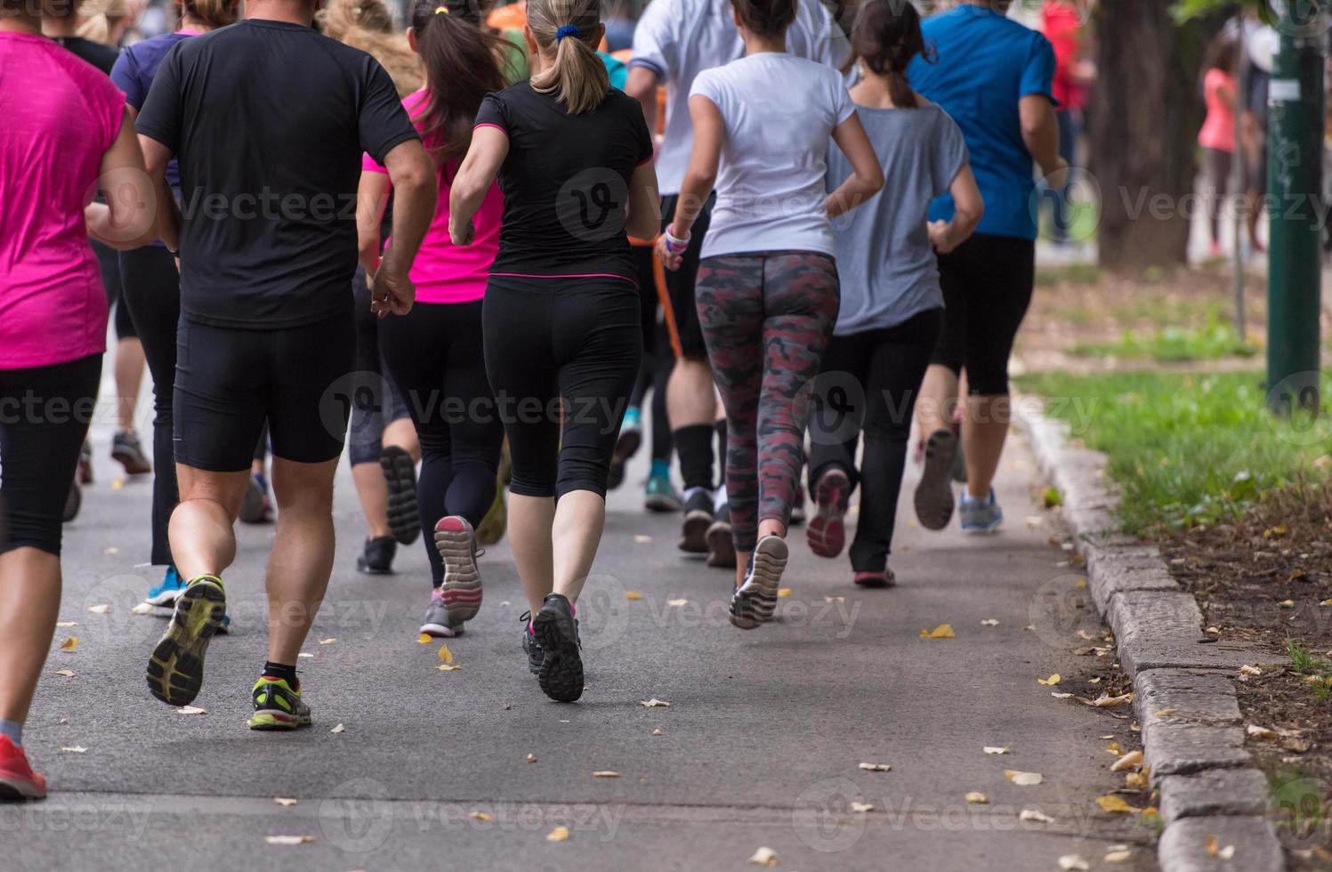 equipo de corredores en el entrenamiento matutino foto