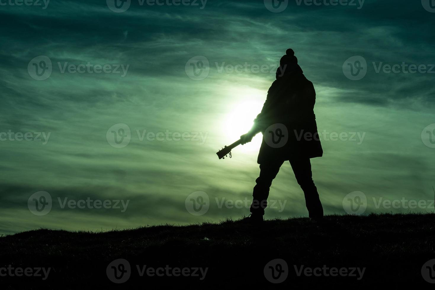 tocando la guitarra al sol foto