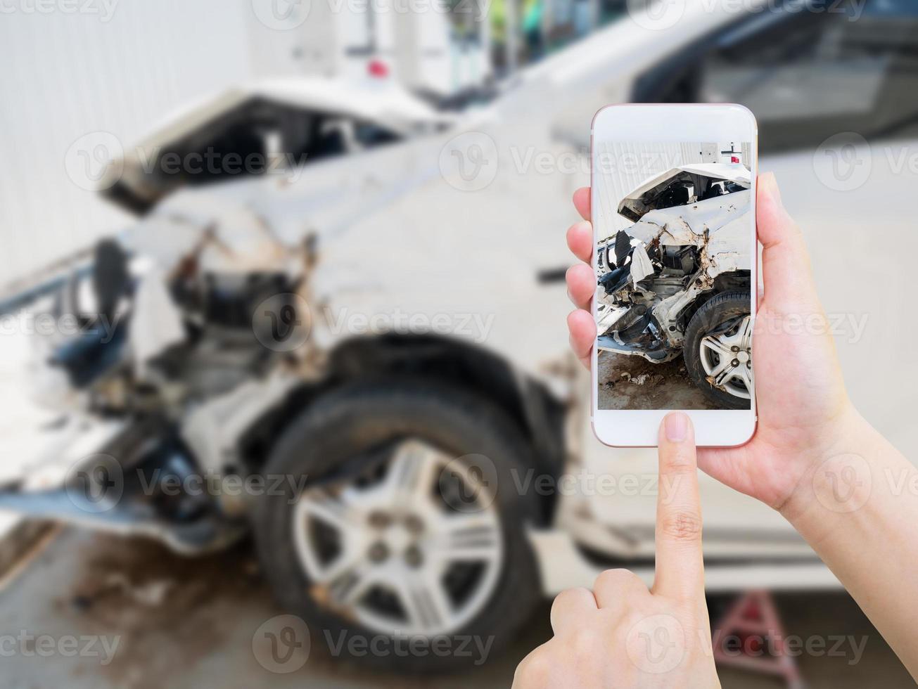 tomando una foto del daño del accidente automovilístico