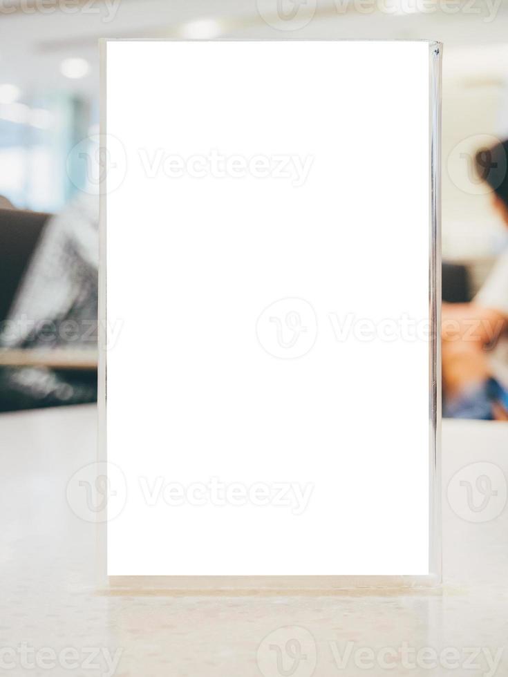 marco de menú en blanco en la mesa en el restaurante cafetería foto