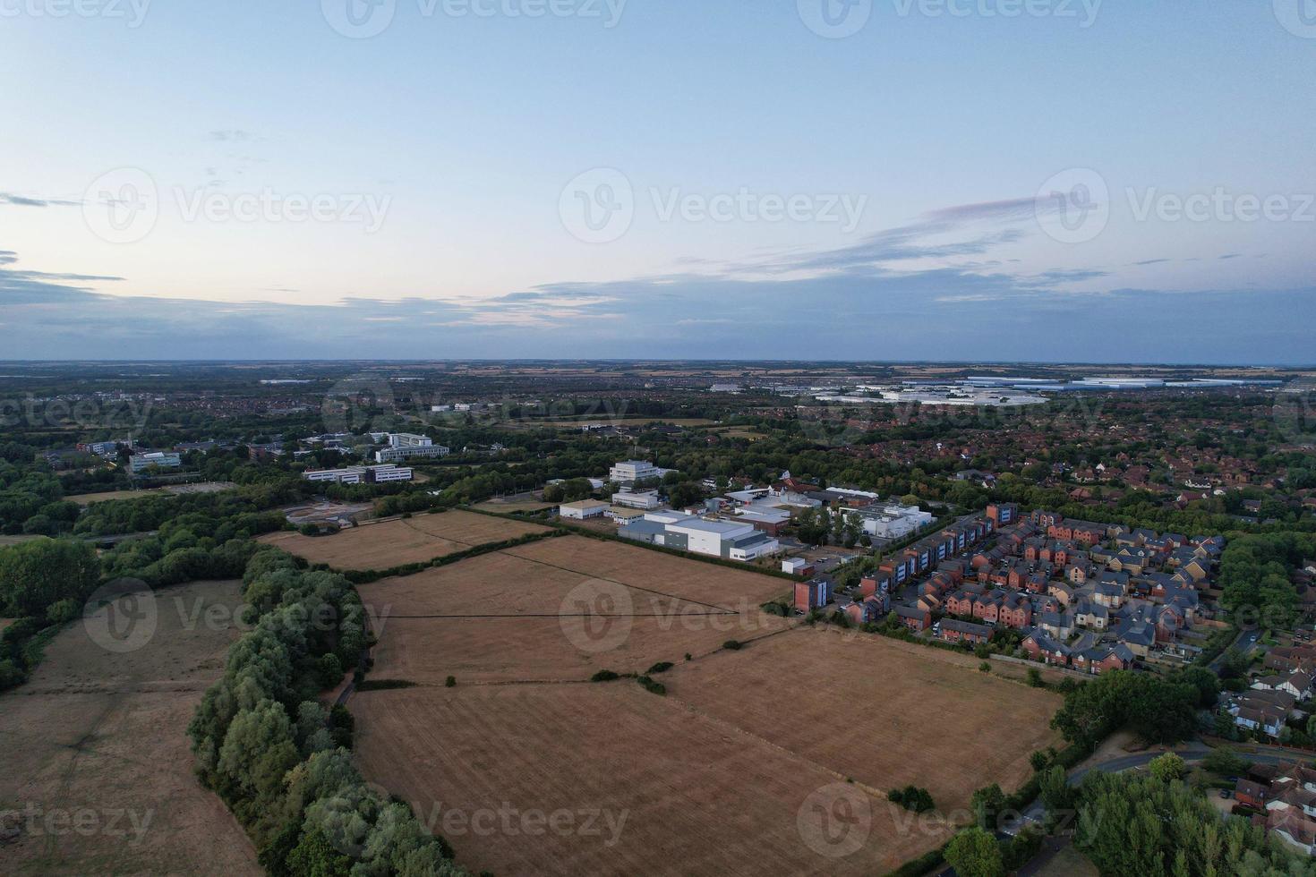 hermosa vista aérea del hermoso lago en milton keynes inglaterra reino unido foto