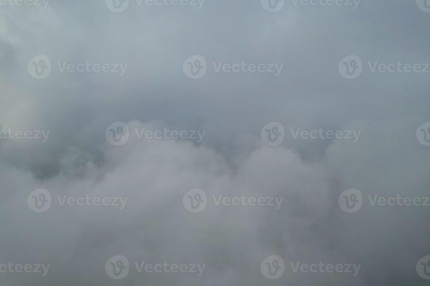 a través de las nubes de lluvia sobre la ciudad británica foto