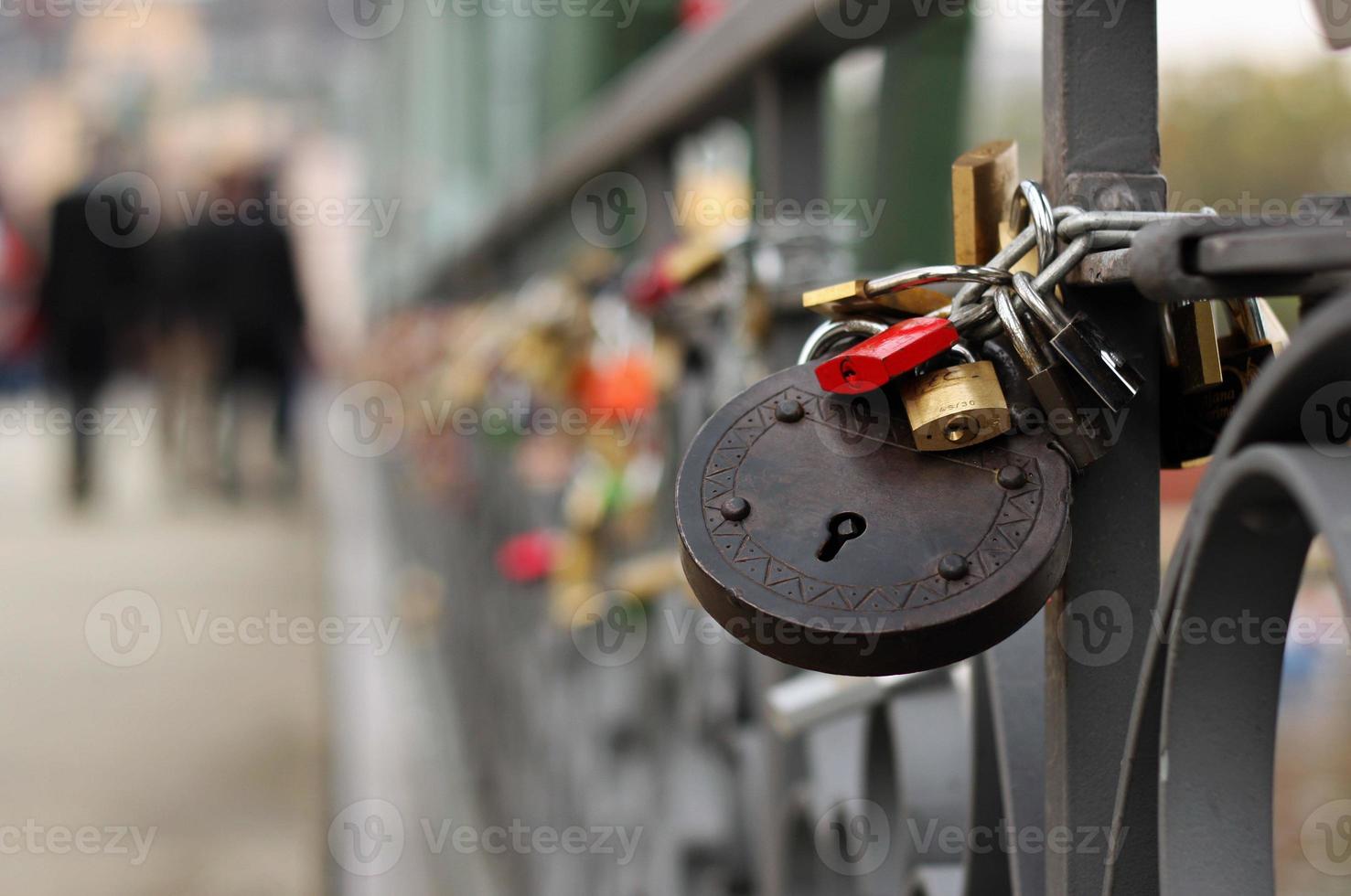 Candados de amor en el puente de Colonia, Alemania foto