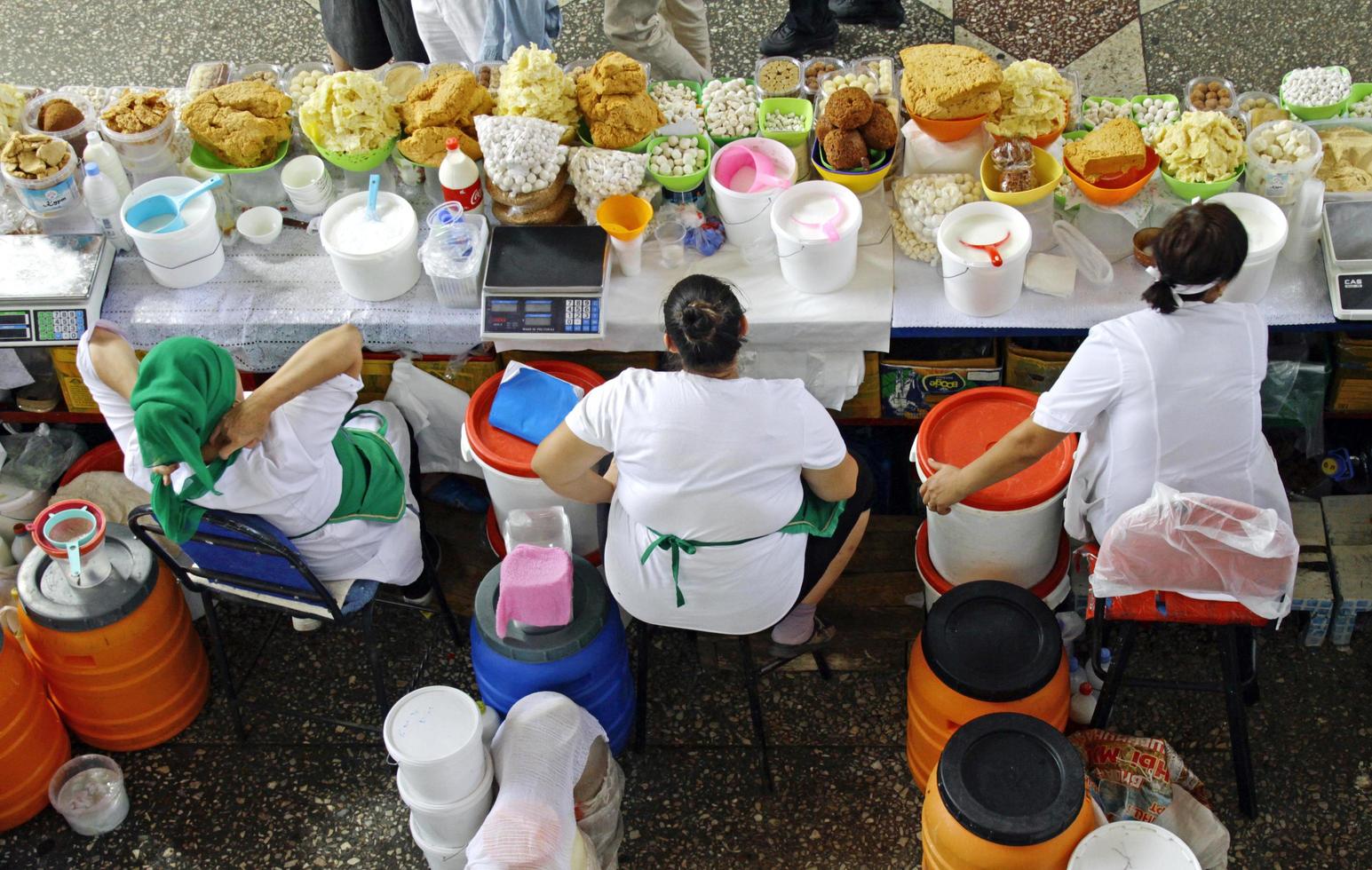 almaty, kazajstán, 2019 - sección de productos lácteos en el bazar verde en almaty, kazajstán foto