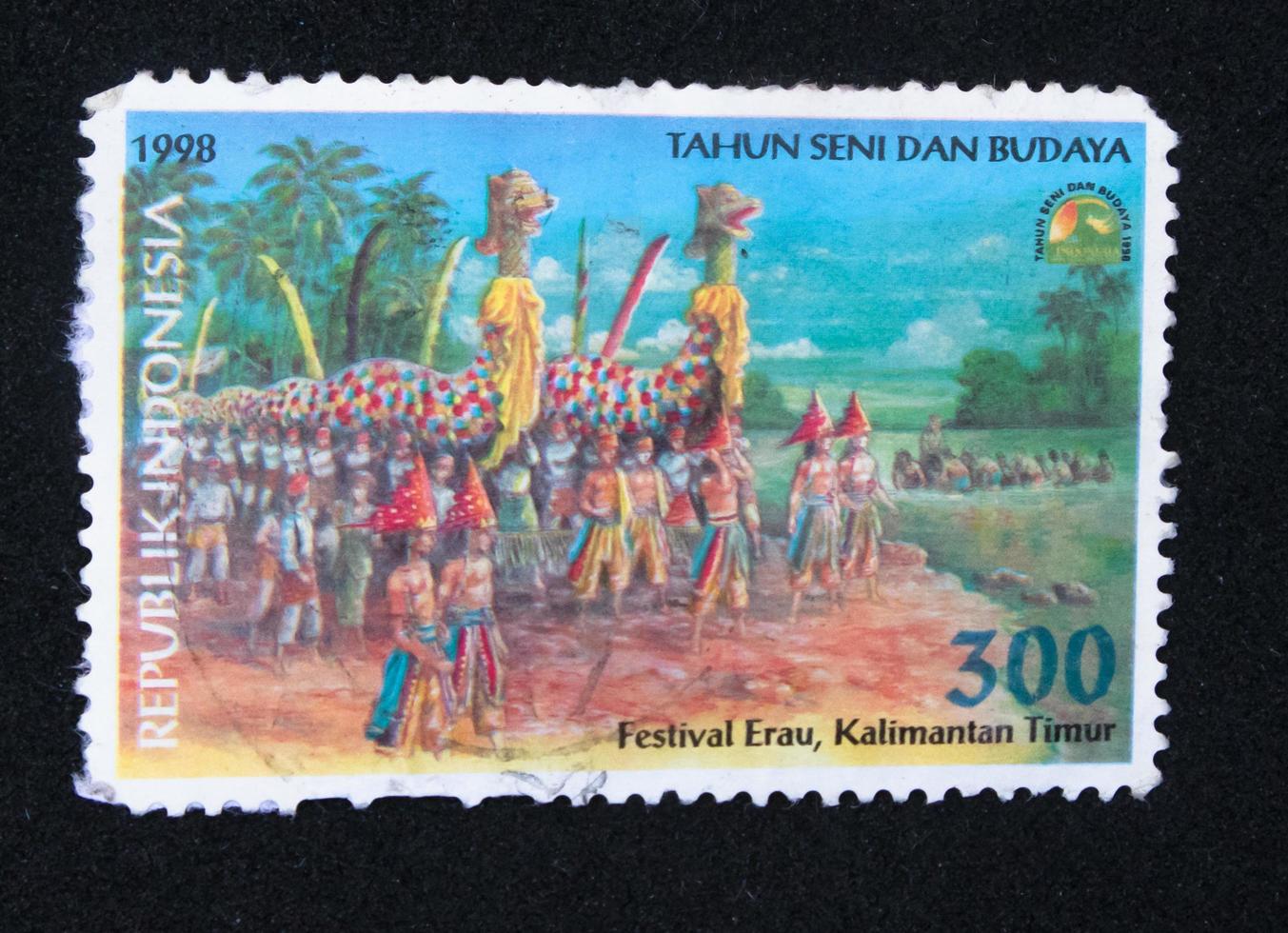 sidoarjo, jawa timur, indonesia, 2022 - filatelia, colección de sellos de la vieja escuela con el tema del festival erau, kalimantan foto