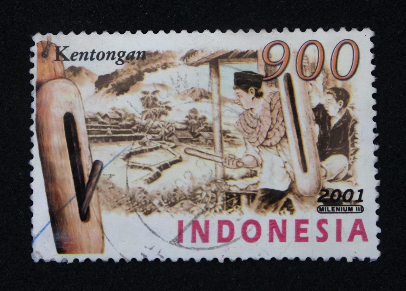 sidoarjo, jawa timur, indonesia, 2022 - filatelia, una colección de sellos de la vieja escuela con el tema de un joven sentado en el puesto portando un gong foto