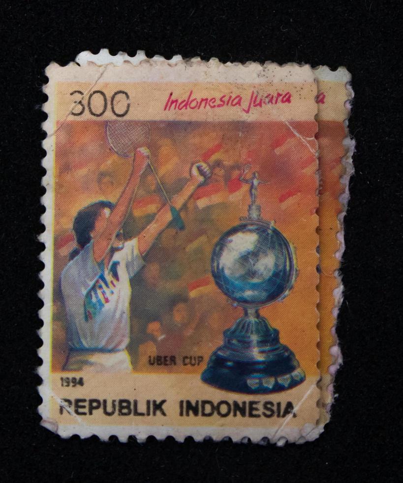 sidoarjo, jawa timur, indonesia, 2022 - filatelia de la colección de sellos con el tema de la ilustración del trofeo de la copa uber foto