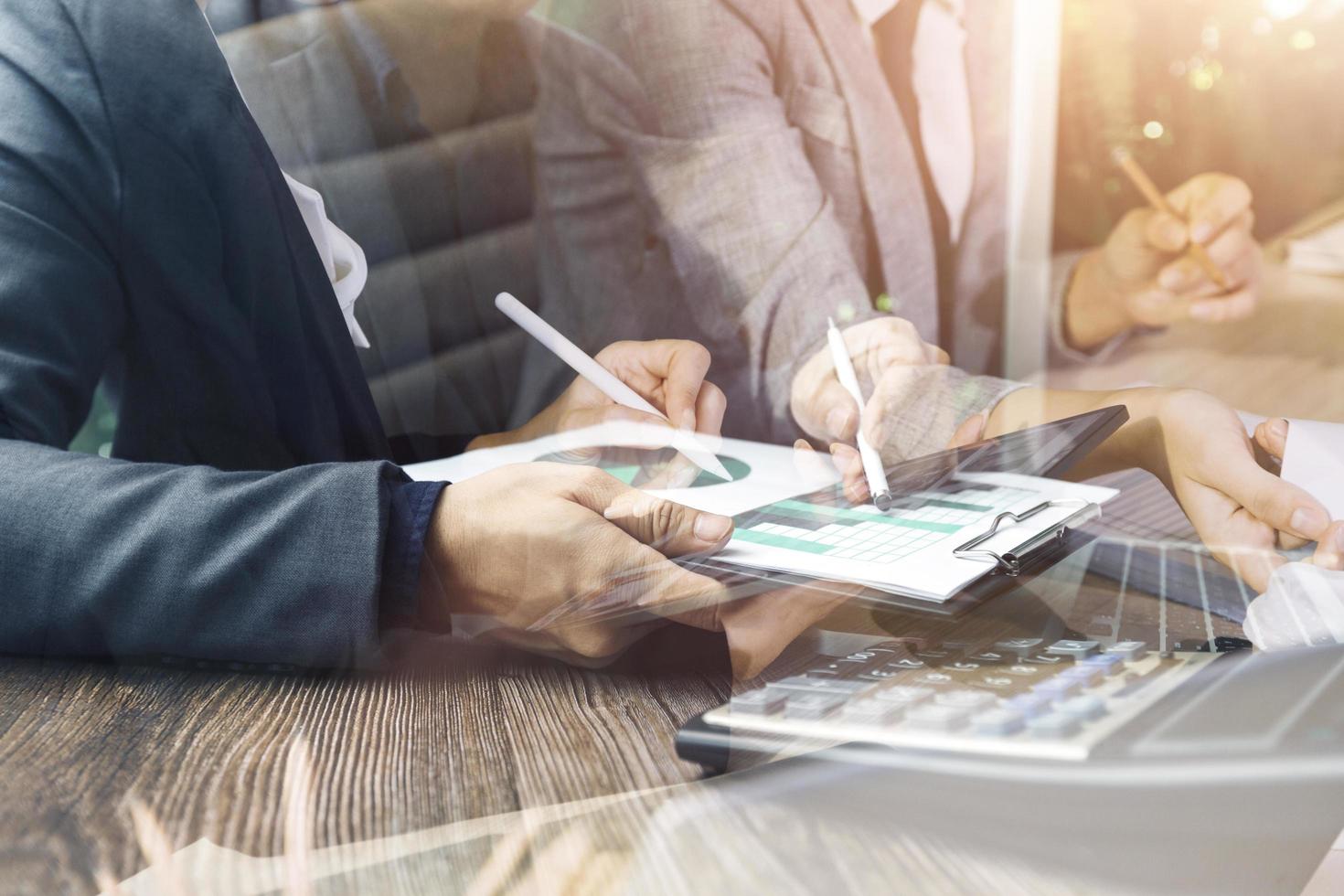 reunión de consultoría empresarial trabajo y lluvia de ideas nuevo concepto de inversión financiera de proyectos empresariales foto