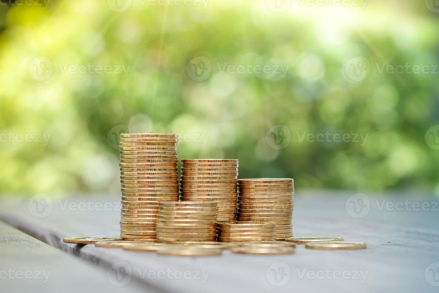 pila de monedas con fondo verde bokeh, finanzas de negocios de inversión y concepto de ahorro de dinero. foto