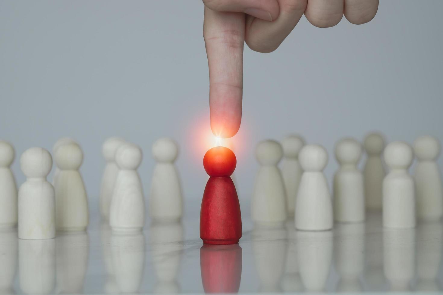 el hombre selecciona a la multitud roja del grupo de personas. contratación de empresas y selección de reclutamiento. elección del líder de los empleados entre la multitud. oportunidad de carrera gestión de recursos humanos. elegir candidato perfecto. foto