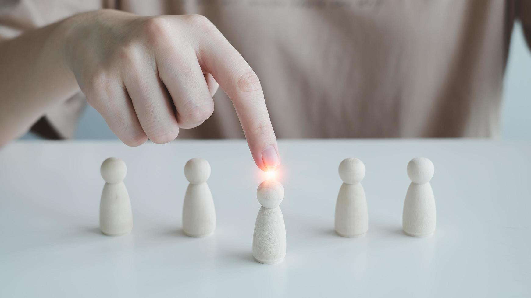 contratación de empresas y selección de reclutamiento. elección del líder de los empleados entre la multitud. el hombre selecciona al empleado del grupo de personas. oportunidad de carrera gestión de recursos humanos. elegir candidato perfecto. foto