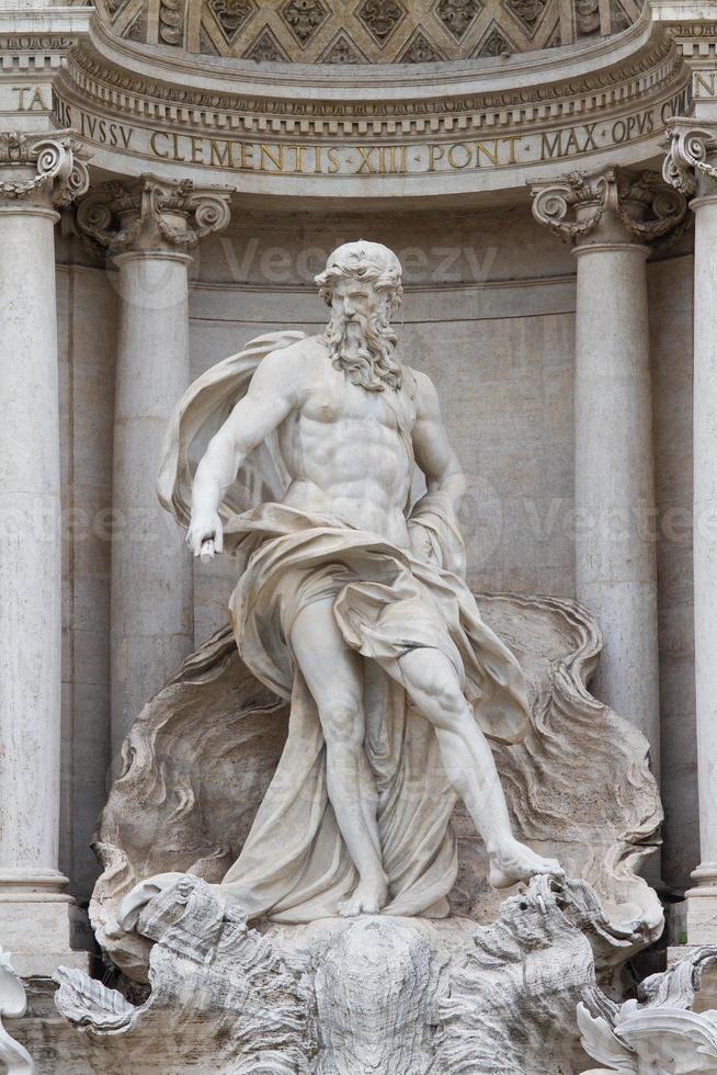 oceanus en la fontana di trevi, roma, italia foto