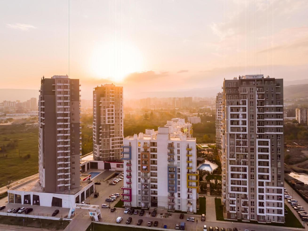 tbilisi, georgia, 2021 - panorama de edificios complejos de apartamentos de diamantes verdes con fondo soleado de puesta de sol. concepto de industria de negocios de propiedad inmobiliaria de georgia foto