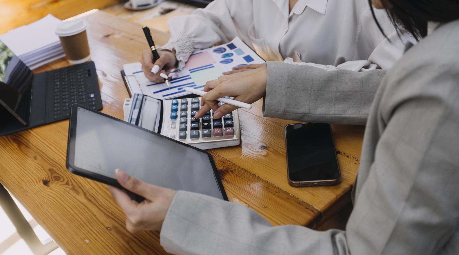 mujer de negocios o contadora que trabaja en inversiones financieras en calculadora, cálculo, análisis de negocios y crecimiento de marketing en gráficos de datos de documentos financieros, contabilidad, concepto económico y comercial. foto