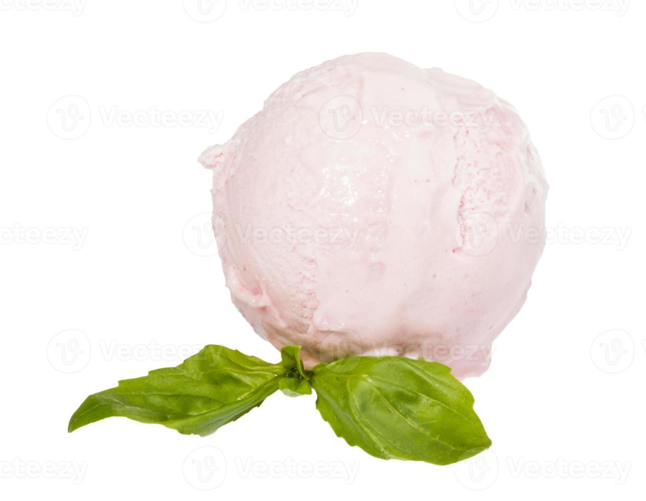bola de helado de fresa desde arriba sobre fondo blanco con hoja de menta foto