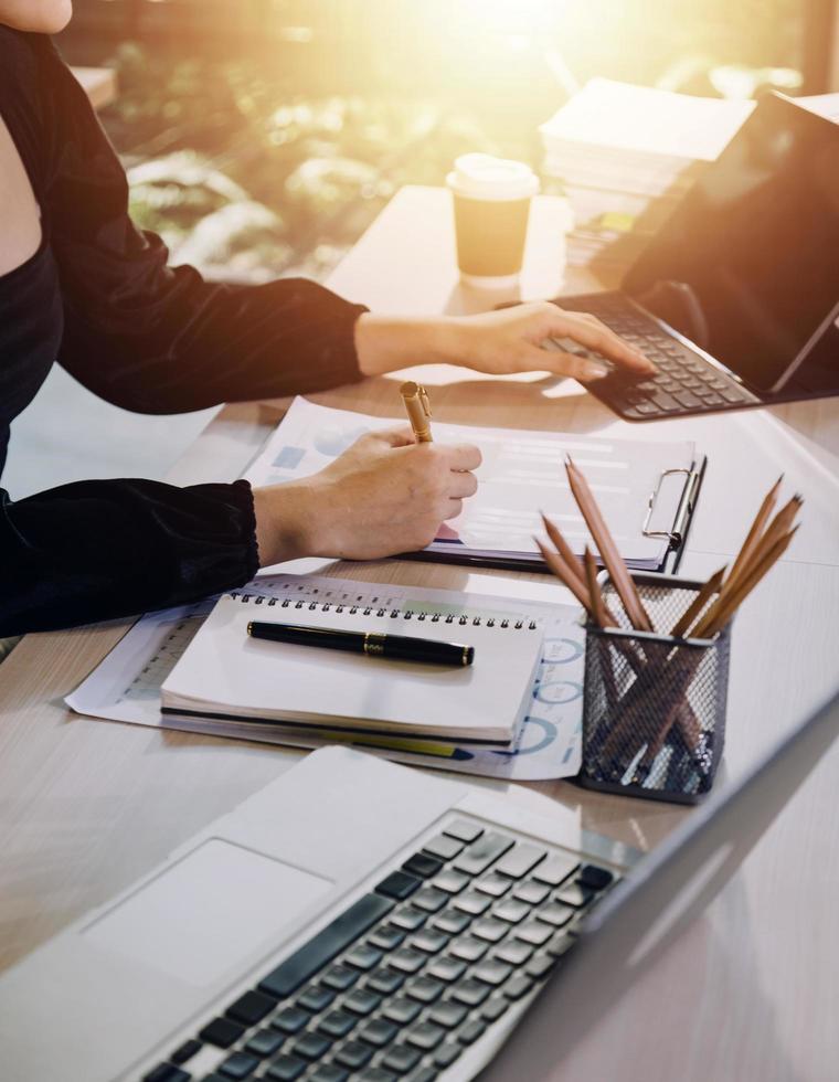 reunión de consultoría empresarial trabajo y lluvia de ideas nuevo concepto de inversión financiera de proyectos empresariales foto