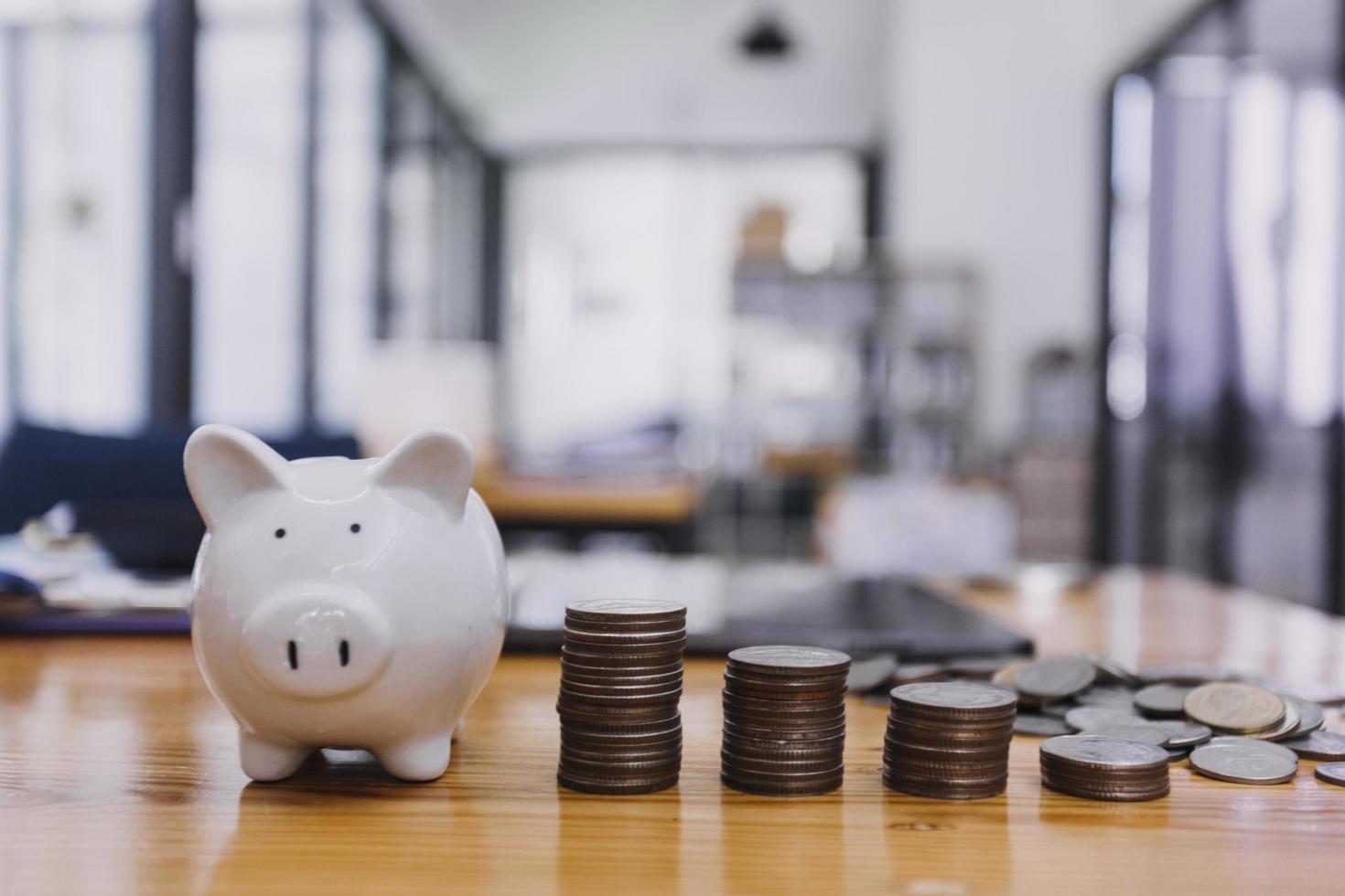 mano de hombre de negocios poniendo moneda en la alcancía. concepto de ahorro de dinero, financiación empresarial e inversión. foto