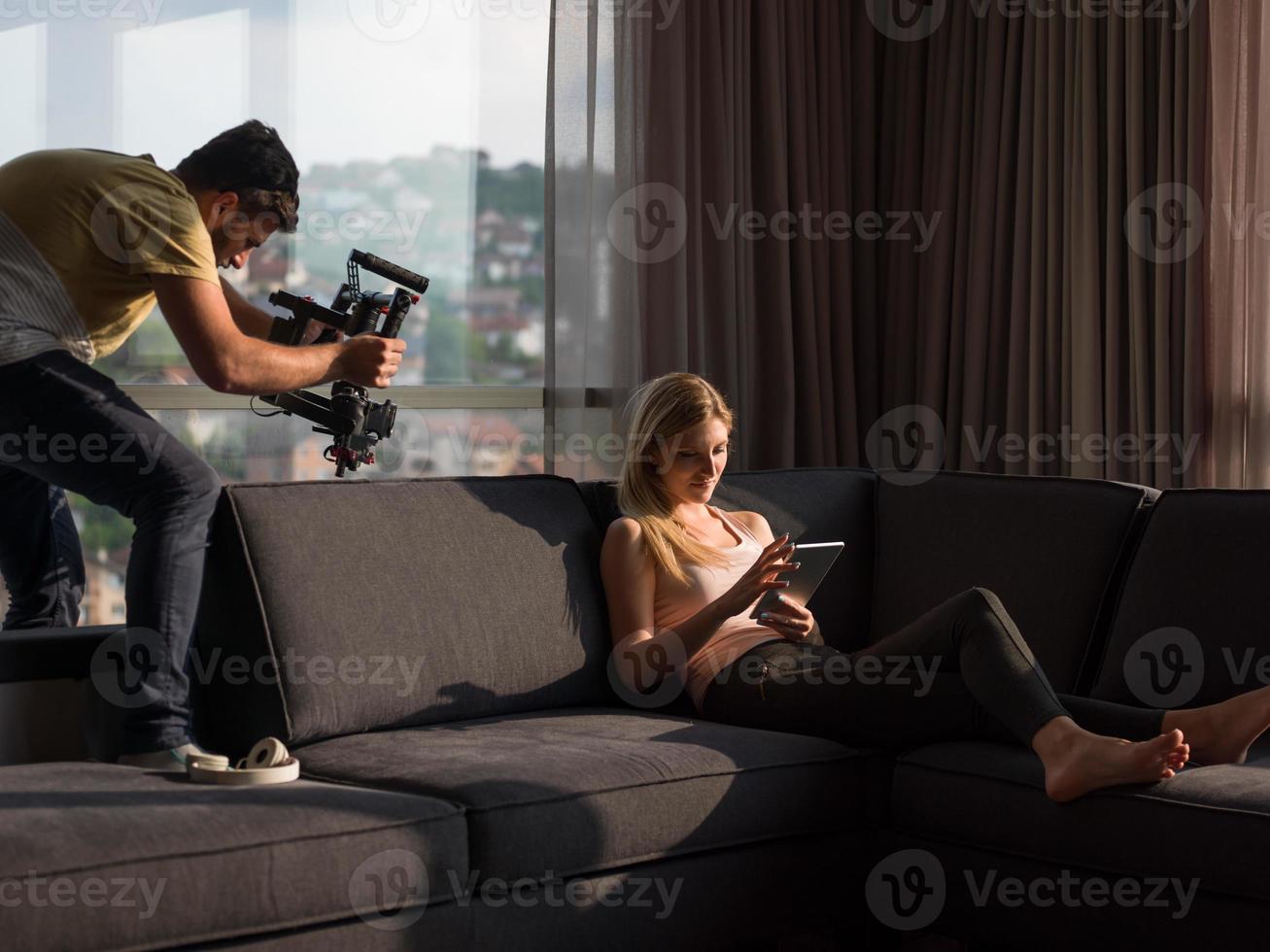 mujer usando tableta en el sofá en casa foto