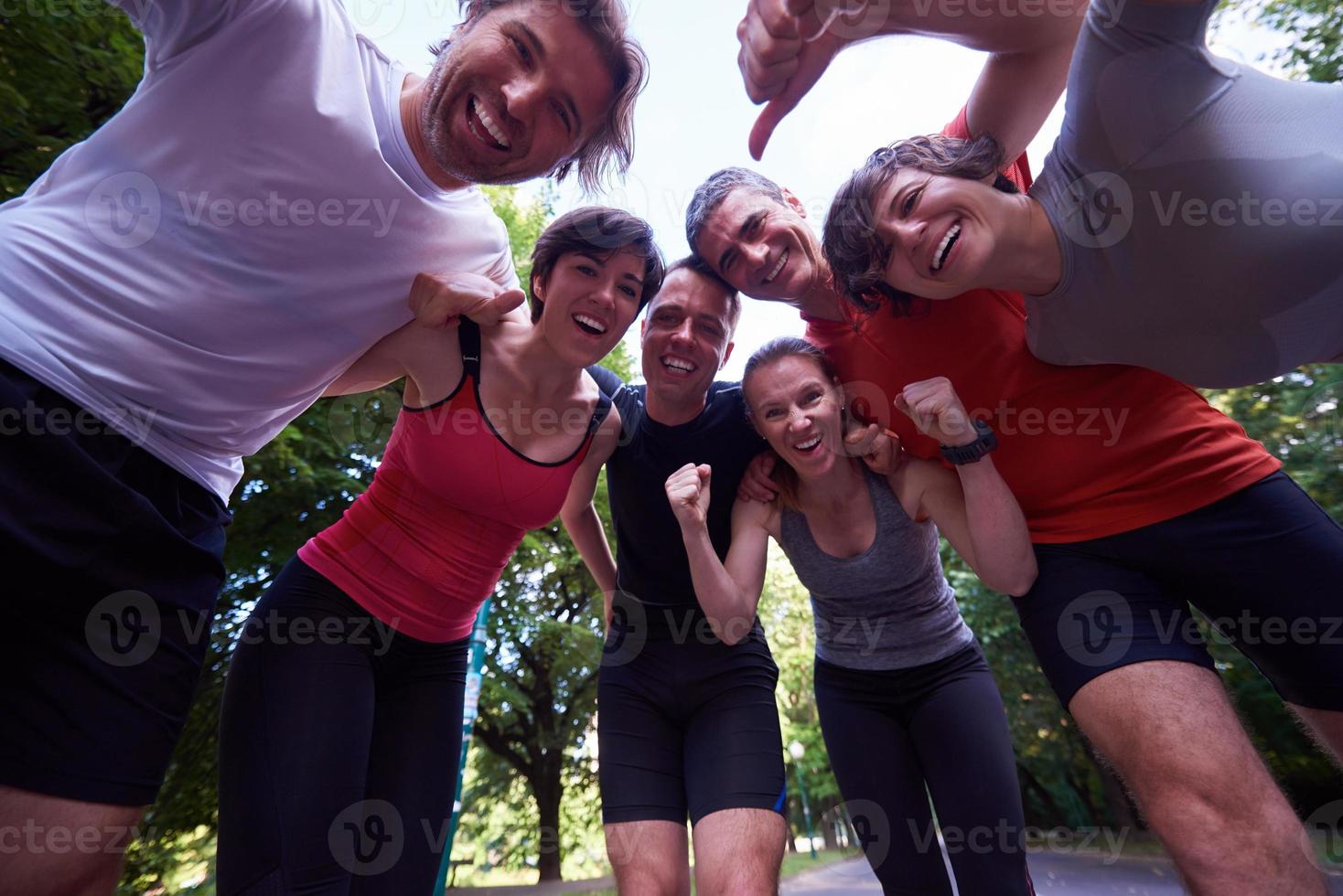 trotar grupo de personas divertirse foto