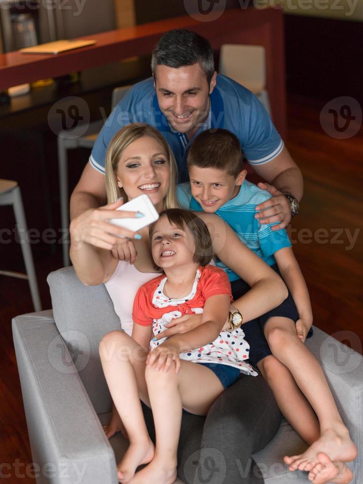 familia divirtiéndose en casa foto