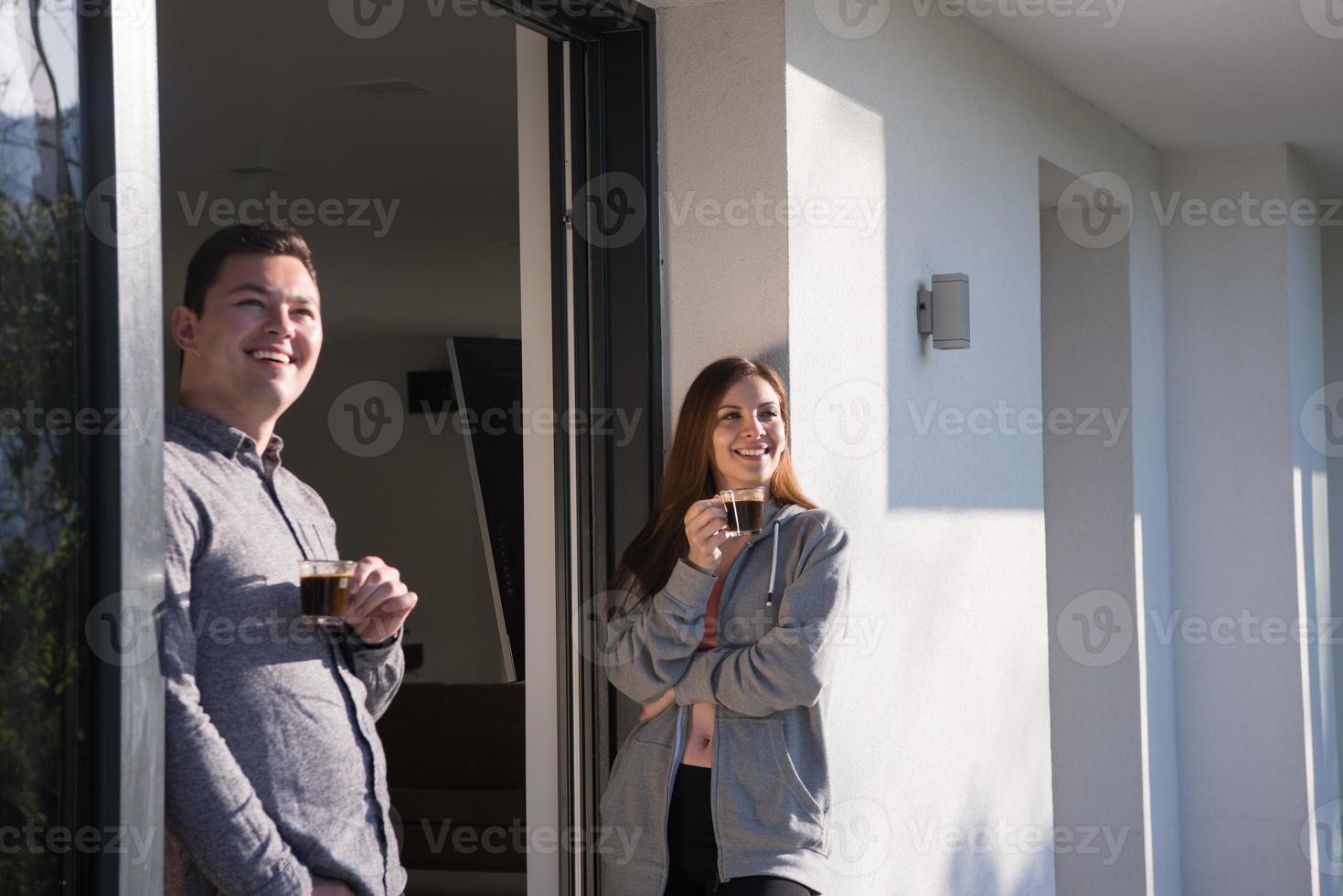 pareja disfrutando en la puerta de su villa de lujo foto