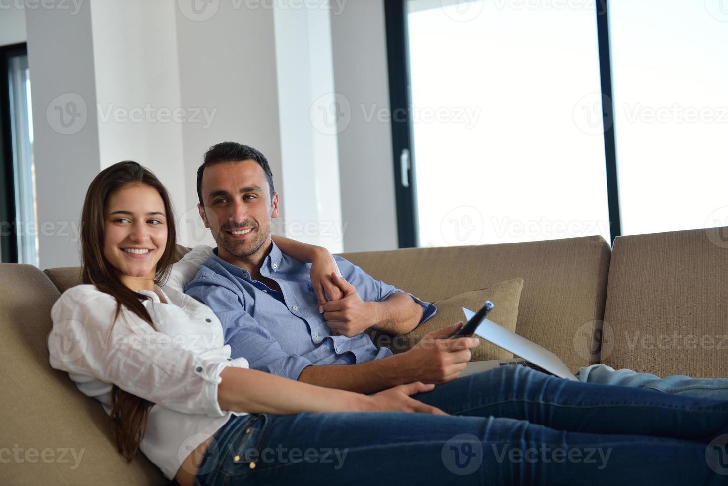 pareja en el sofá foto