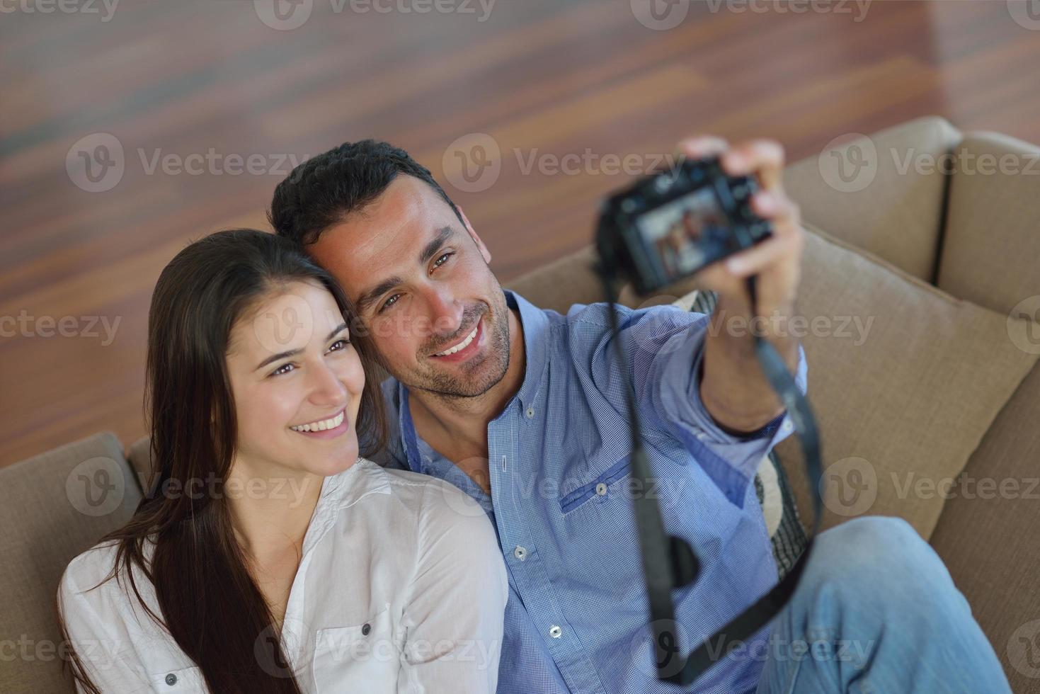 pareja jugando con cámara digital en casa foto