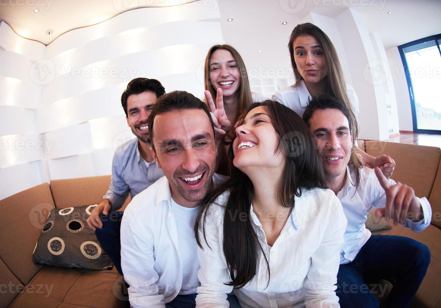 grupo de amigos tomando selfie foto