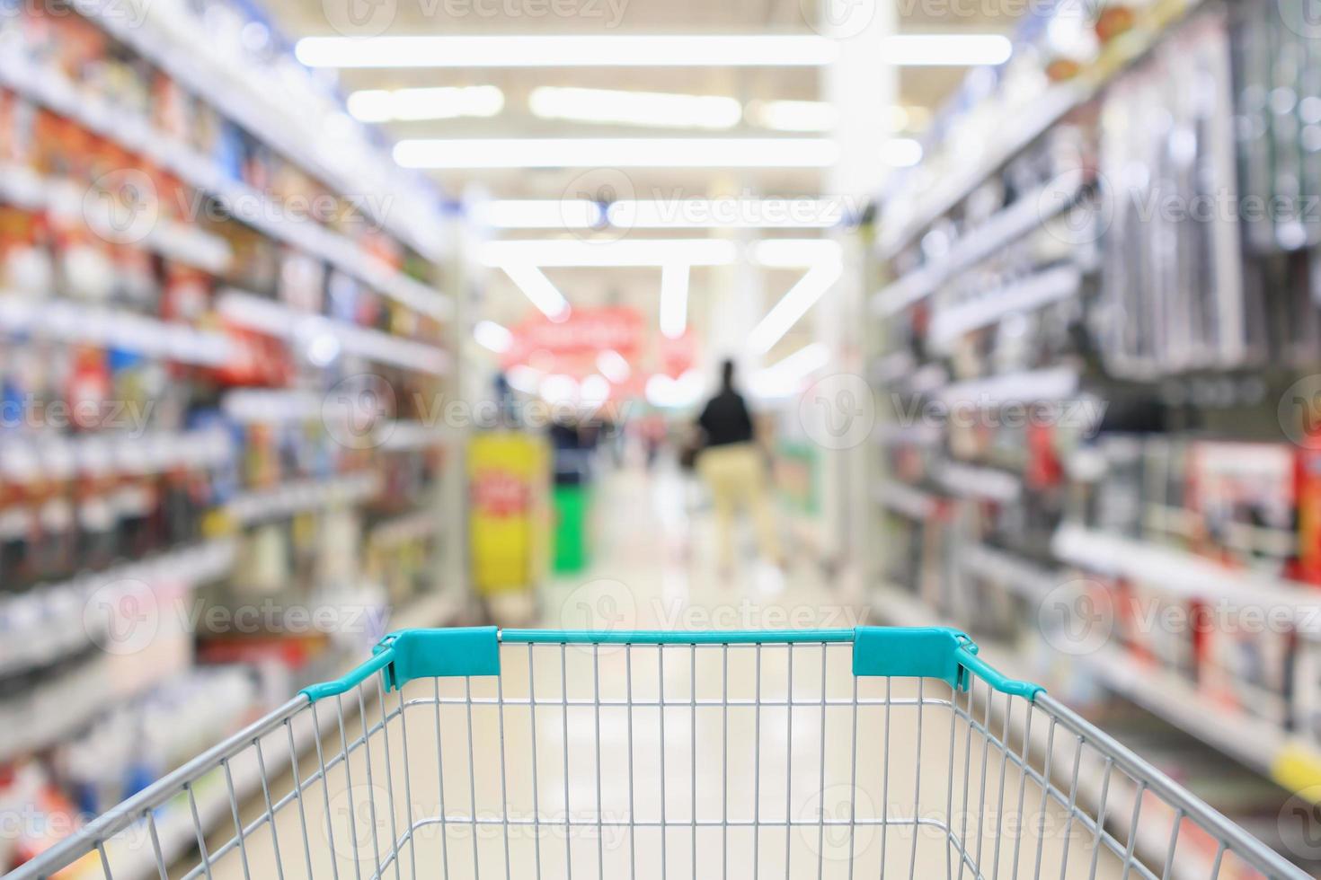 Pasillo de supermercado borroso abstracto con hardware y fondo de herramientas con carrito de compras foto