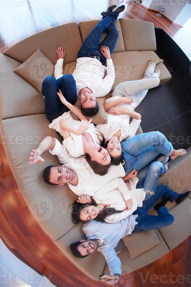 grupo de amigos relajarse en casa foto