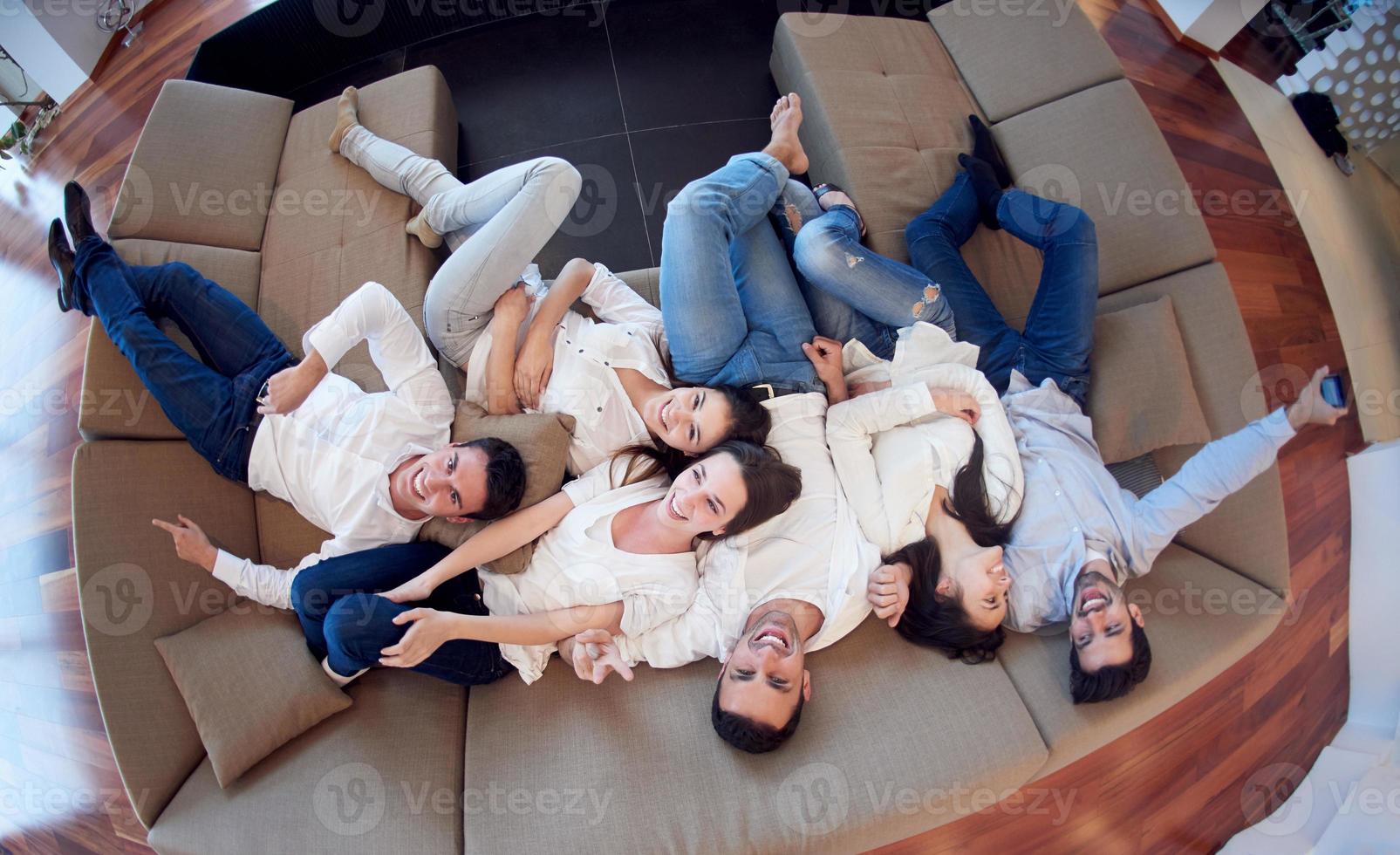 grupo de amigos relajarse en casa foto