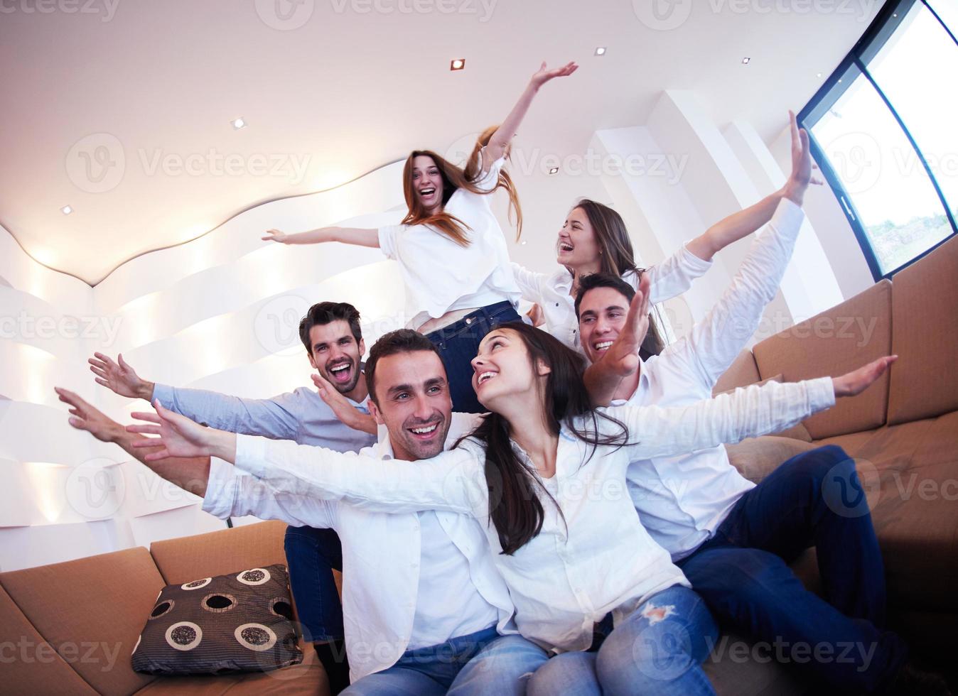 grupo de amigos tomando selfie foto