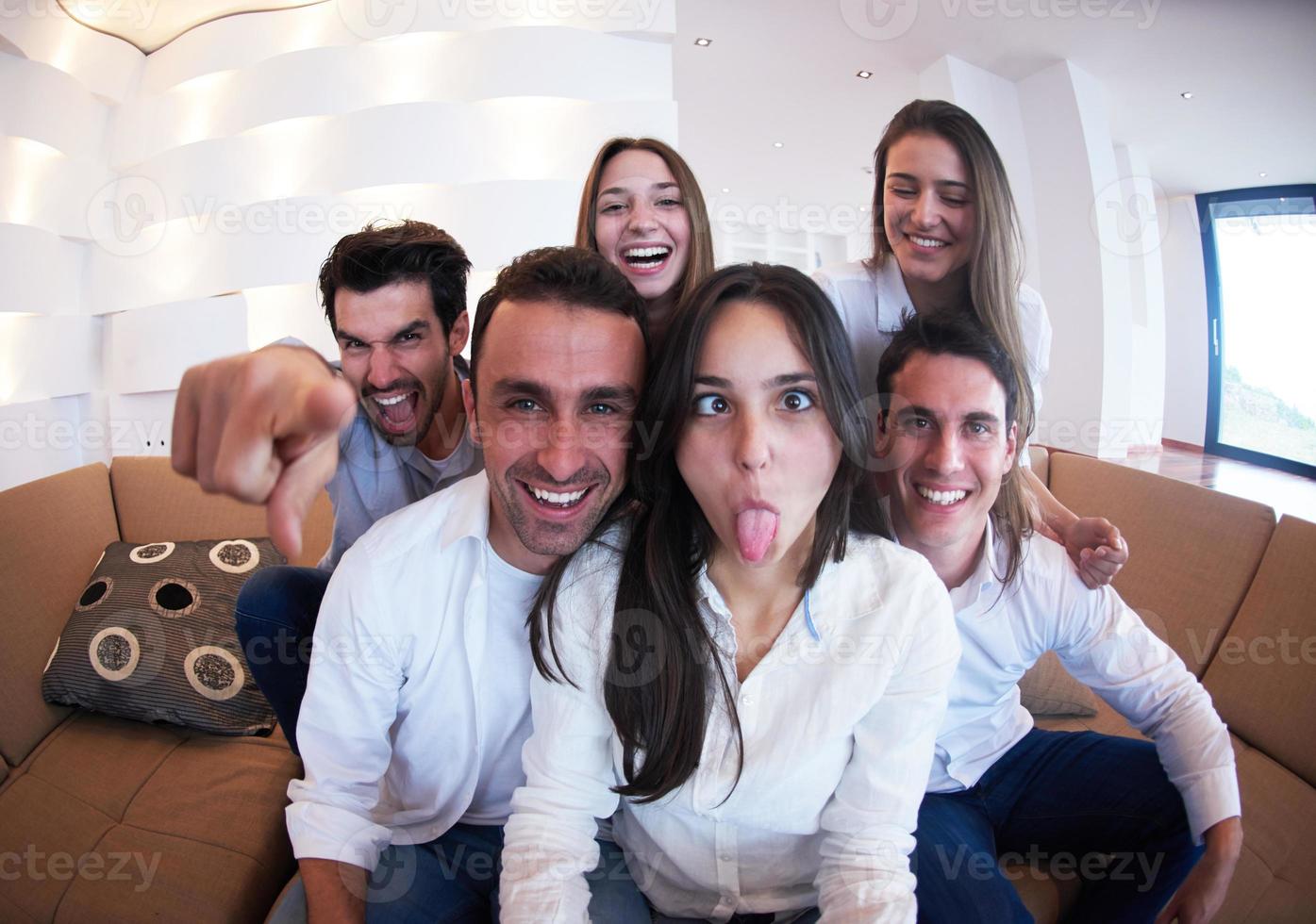 grupo de amigos tomando selfie foto