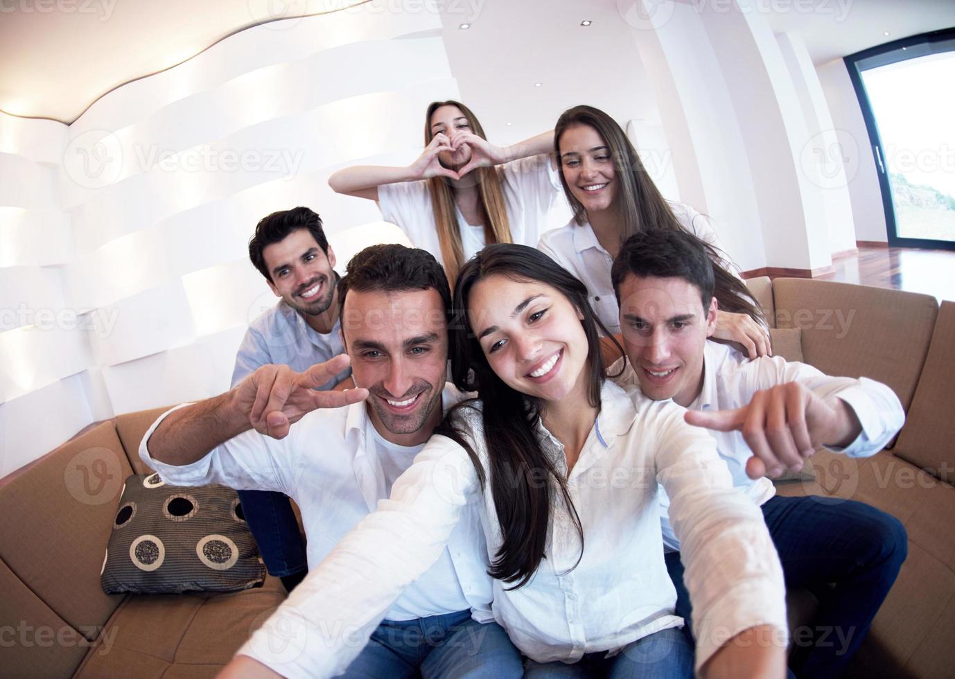 grupo de amigos tomando selfie foto