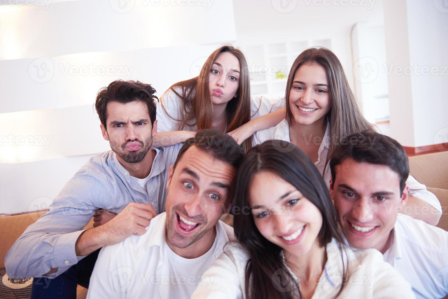 grupo de amigos tomando selfie foto